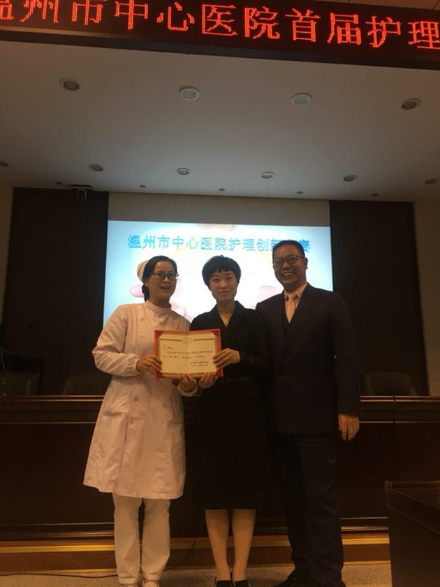 北京国康创新医学研究院执行院长丁毓富给一等奖颁奖_副本.jpg