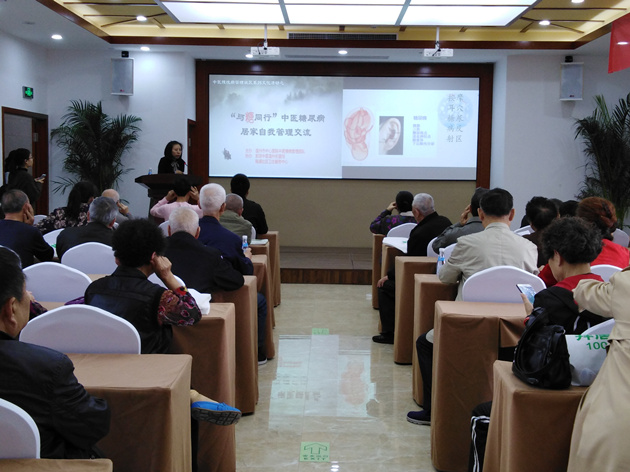针灸科钱拉拉医师在为社区居民讲解居家自我保健方法_副本.jpg