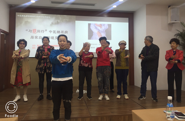 中医科徐旭微护师带领社区居民学习中医保健手指操_副本.jpg