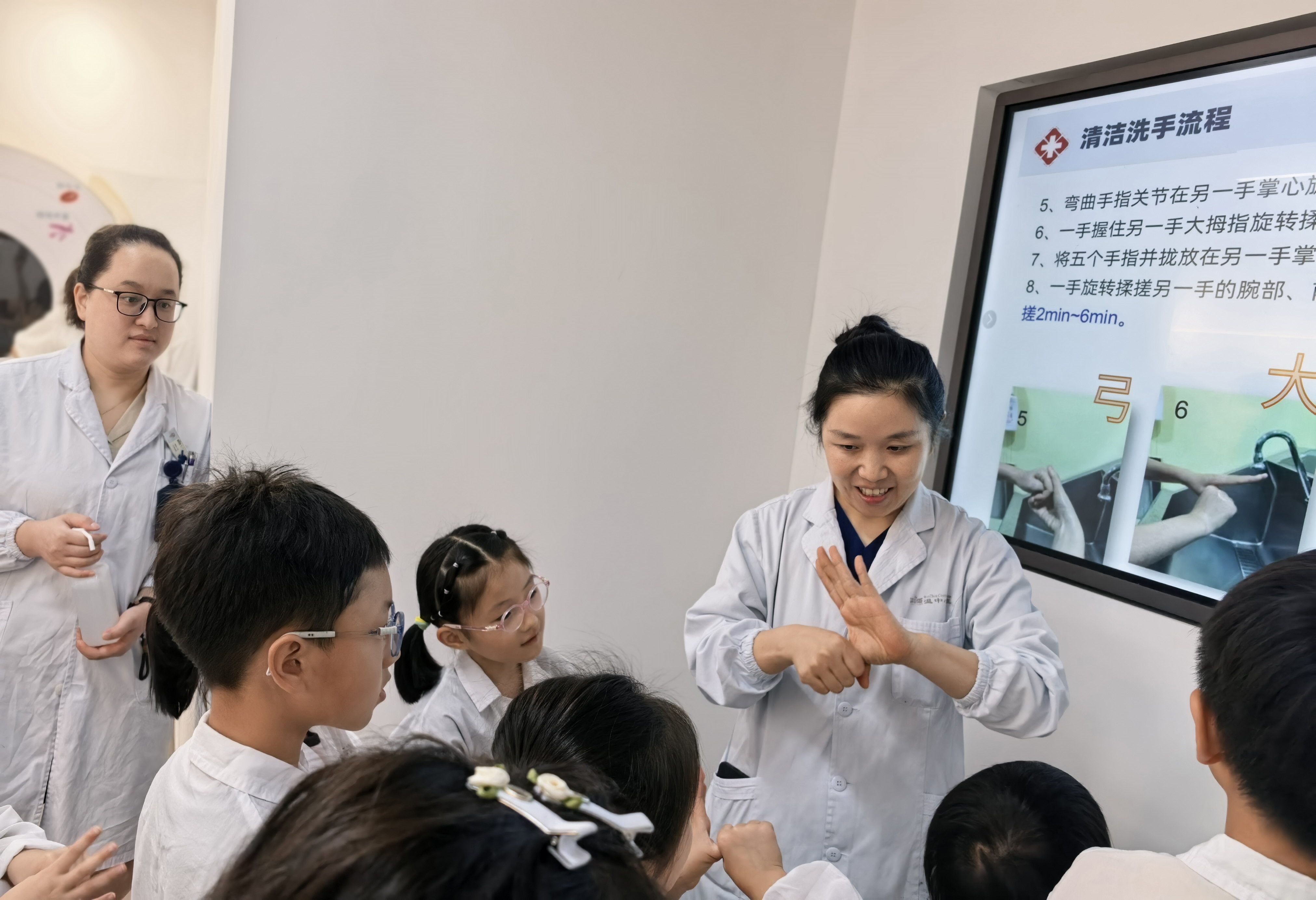 讲解七步洗手法.jpg 讲解七步洗手法.jpg